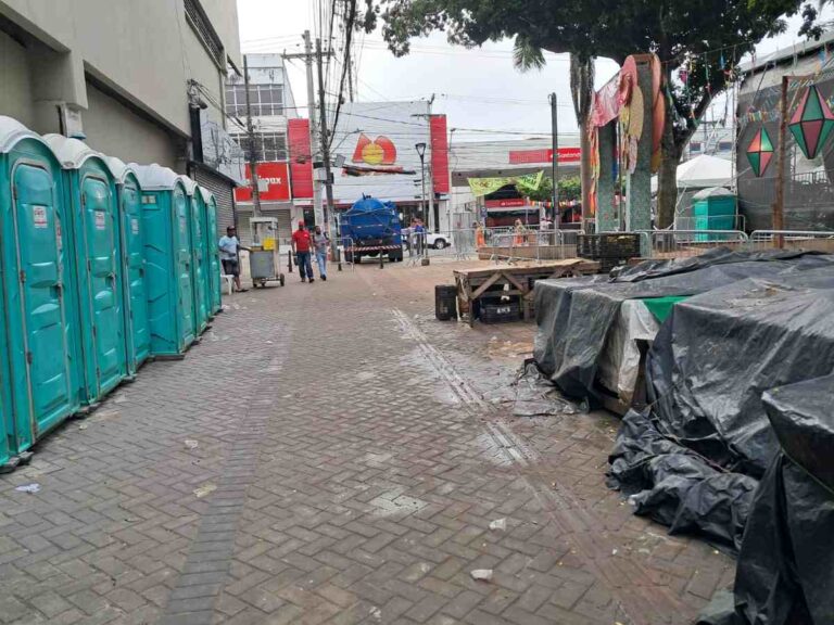 Banheiros-quimicos-na-praca-Bernardino-Bahia-prejudica-comerciantes-de-frutas-e-verduras