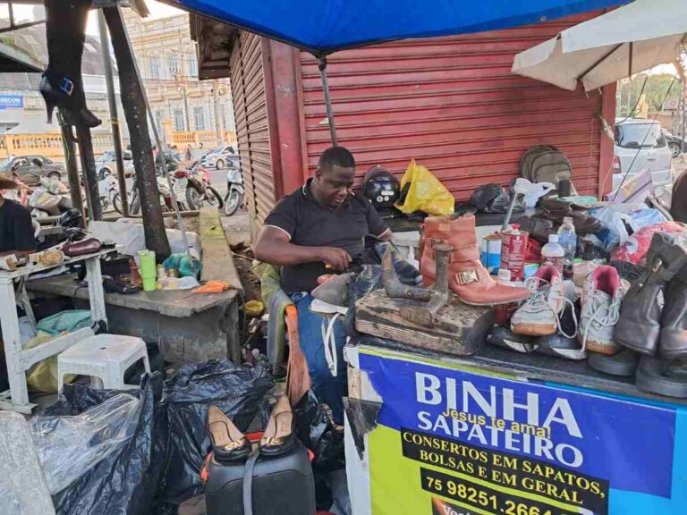 Compra-online-aumenta-a-demanda-por-ajustes-e-consertos-de-botas-em-Feira-de-Santana