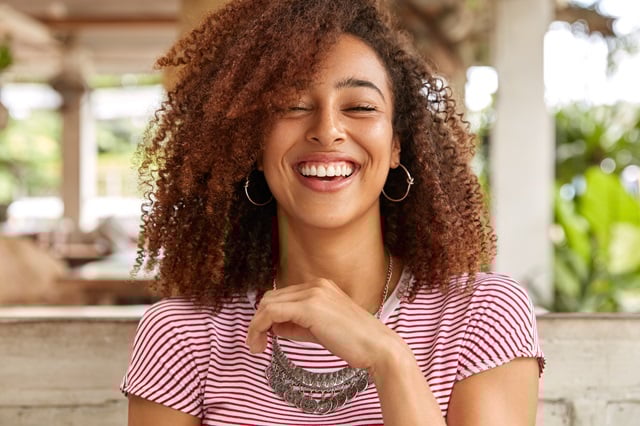 Dia-Mundial-da-Saude-Bucal-especialistas-compartilham-5-dicas-para-ter-um-sorriso-saudavel-mulher-aorrindo-sorriso