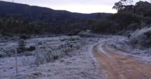 Fenomeno-raro-neve-no-Brasil-ja-atingiu-ao-menos-quatro-estados-e-bateu-recorde-de-2-metros