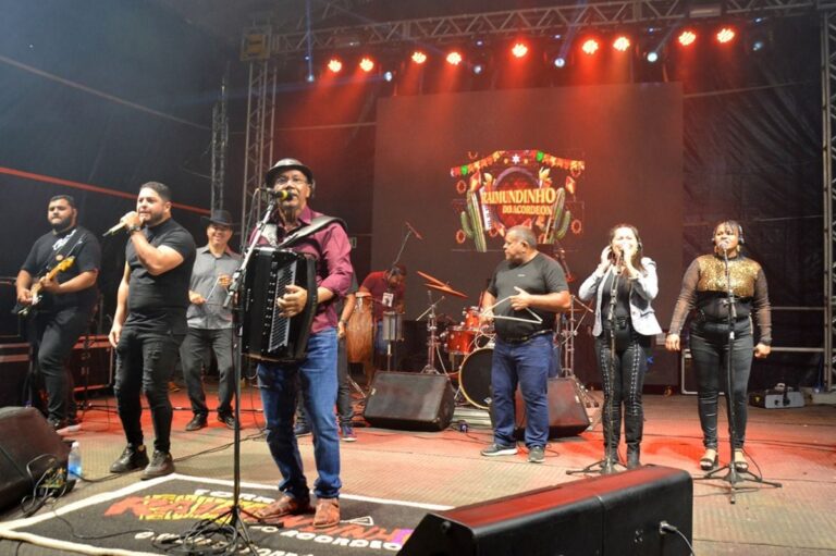 Forro-pe-de-serra-marca-primeiro-dia-de-festa-em-Tiquarucu