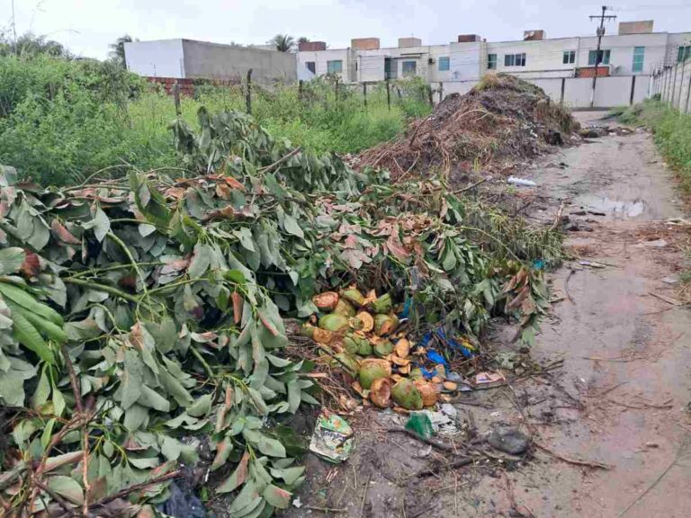 Moradores-do-Parque-Centauro-reclamam-de-rua-interditada-por-entulho-e-lixo