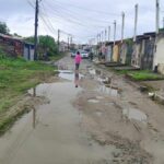 Moradores-reclamam-de-esgoto-a-ceu-aberto-em-rua-do-bairro-Conceicao