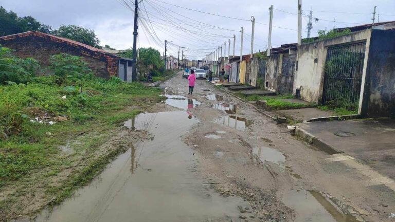 Moradores-reclamam-de-esgoto-a-ceu-aberto-em-rua-do-bairro-Conceicao
