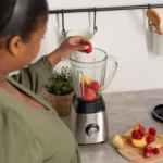 OLKGzcAu-close-up-mulher-preparando-smoothie_23-2149160699