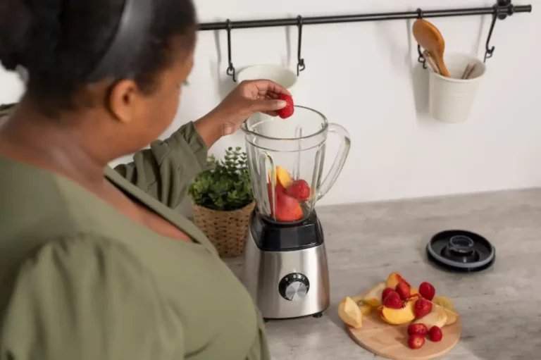 OLKGzcAu-close-up-mulher-preparando-smoothie_23-2149160699