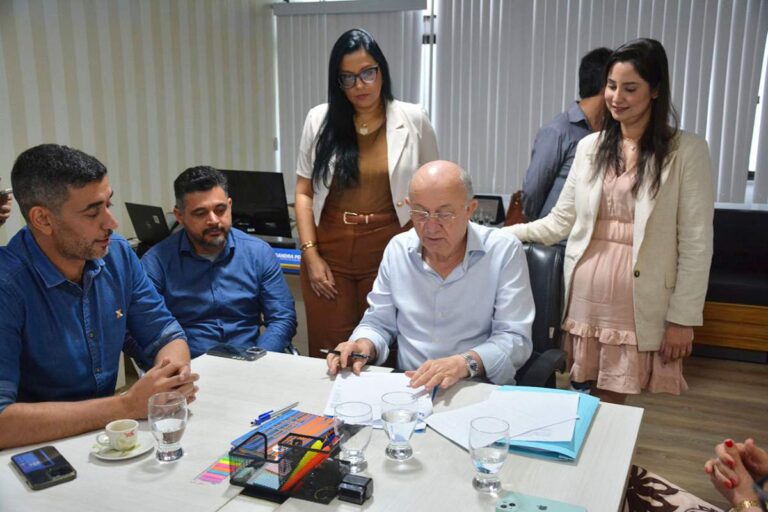 Prefeito-Contrato-Educacao-Caixa-Fotos-Washington-Nery-06-06-25-6