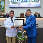 Responsavel-pela-formacao-de-novos-policiais-militares-major-Wellington-Boness-recebe-Titulo-de-Cidadao-Feirense