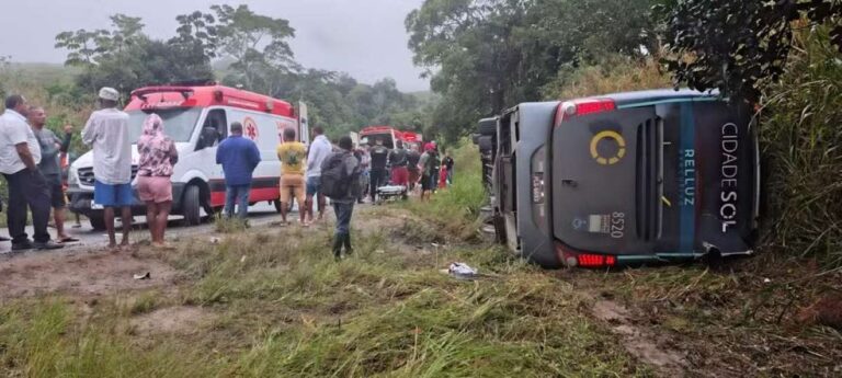 Uma-crianca-e-dois-adultos-morrem-apos-onibus-tombar-na-BA-120