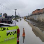 Veiculos-ficam-presos-em-vala-aberta-por-obra-e-trecho-de-rua-e-interditada-no-bairro-SIM