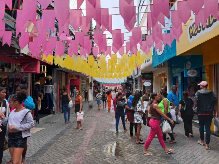 comercio-tem-movimento-intenso-nas-ruas-e-nas-lojas-de-calcados-e-confeccoes3