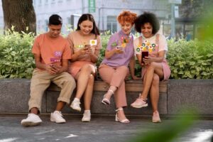 geracao-z-pessoas-jovens-usando-celular-smarthphone-internet-redes-socias-foto-divulgacao-freepik-