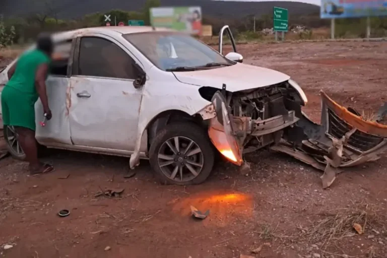 iAUtjhb1-3855-achei-sudoeste-brumado-veiculo-capotado-br030