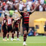 jogador-flamengo-agradecendo-foto-divulgacao