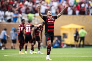 jogador-flamengo-agradecendo-foto-divulgacao