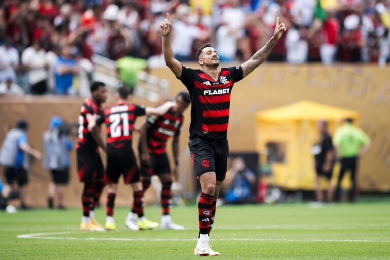 jogador-flamengo-agradecendo-foto-divulgacao