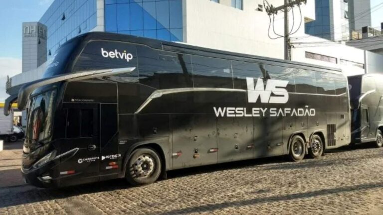 onibus-em-frente-a-hotel