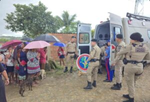 policia-militar-entrega-agasalhos-em-Feira-de-Santana