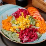 salada-anemia-comida-prato-culinaria-foto-freepik