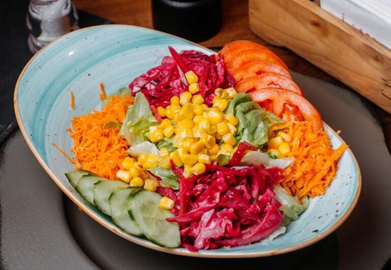 salada-anemia-comida-prato-culinaria-foto-freepik