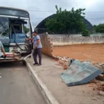 3281-achei-sudoeste-homem-derruba-muro-do-lacen-em-brumado