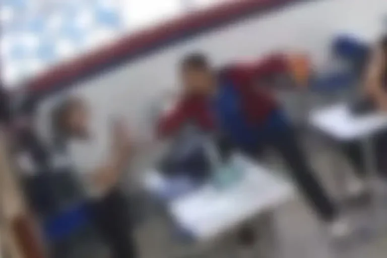 5665-achei-sudoeste-brumado-aluno-agride-professora-em-sala-de-aula