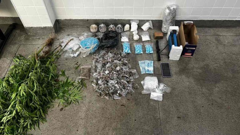 66a-CIPM-apreende-drogas-e-material-explosivo-em-Feira-de-Santana