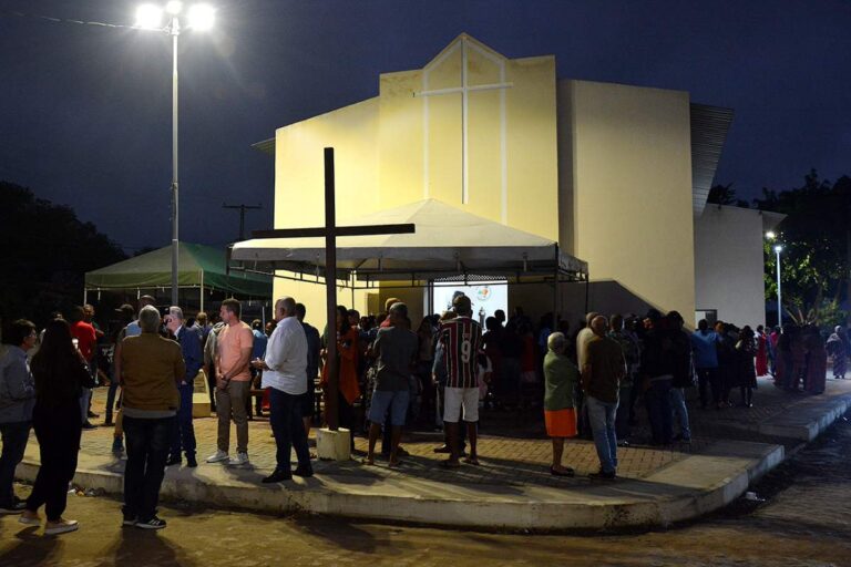 Catolicos-feirenses-comemoram-nova-Igreja-de-Santo-Antonio-em-Alecrim-Miudo