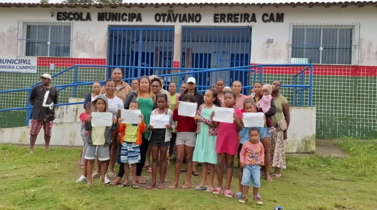 Comunidade-de-Ipuacu-protesta-contra-fechamento-de-escola-ft-paulo-jose-acorda-cidade-4
