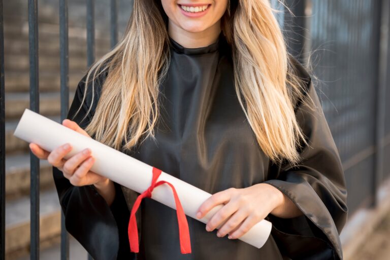 Garota-de-vista-frontal-sorrindo-segurando-seu-certificado-Foto-Freepik
