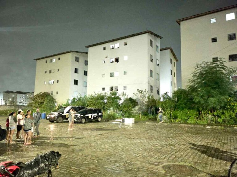 Jovem-de-18-anos-e-morto-com-cerca-de-10-tiros-em-condominio-no-bairro-Tomba