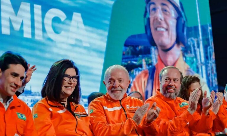 Lula-cobra-fiscalizacao-de-precos-de-combustiveis