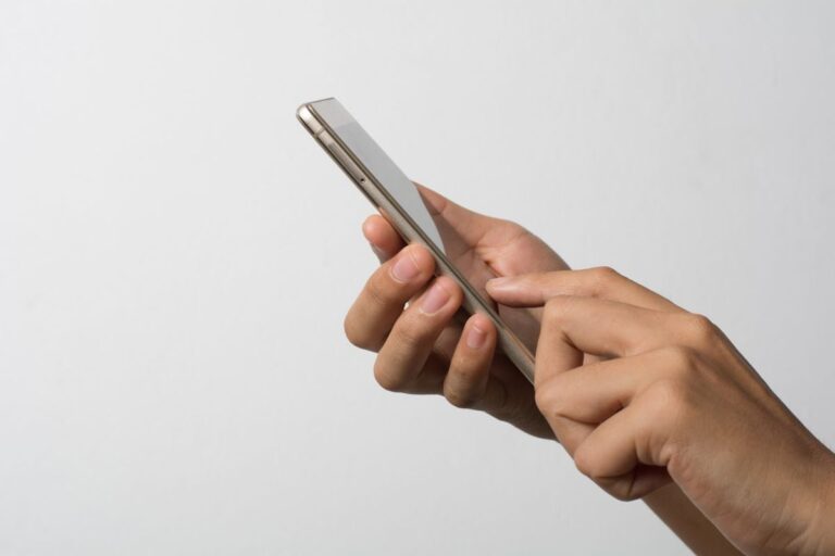 MAO-SEGURANDO-CELULAR-300625