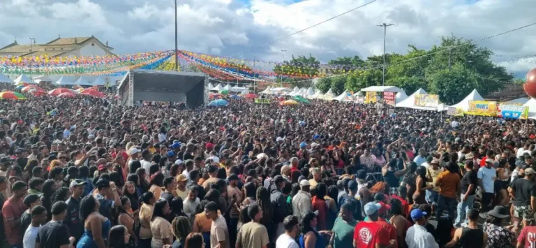 Maria-Quiteria-reuniu-uma-multidao-no-Bye-Bye-Sao-Joao