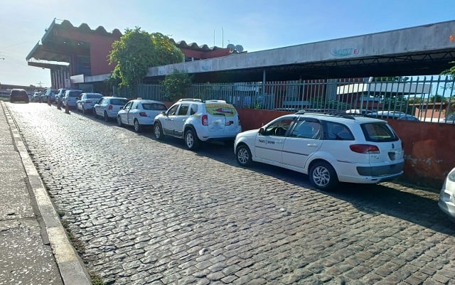 PJ-terminal-rodoviario-ponto-de-taxi-taxistas-motoristas-sombra-640