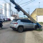 Poste-cai-sobre-carro-apos-colisao-no-bairro-SIM-em-Feira-de-Santana4
