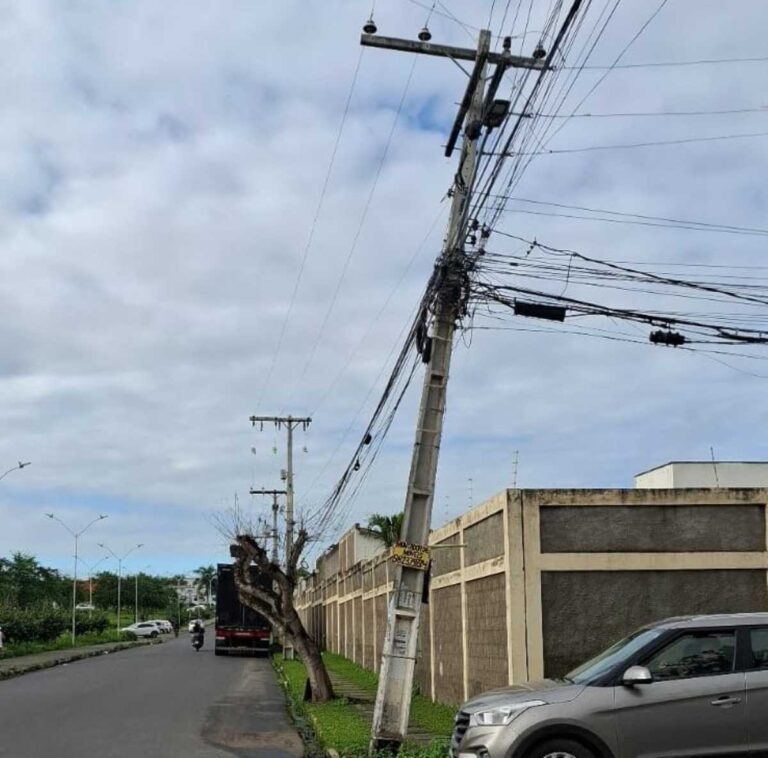 Poste-inclinado-preocupa-moradores-do-bairro-Vila-Olimpia-em-Feira-de-Santana