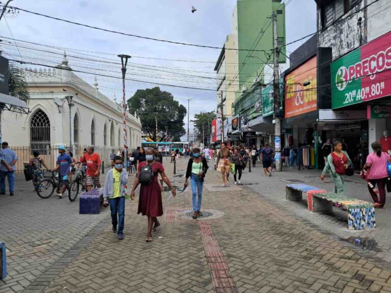 Promocoes-pos-Sao-Joao-e-o-frio-aumentam-vendas-de-roupas-em-Feira-de-Santana1