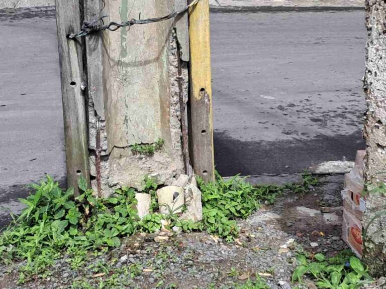 Rachaduras-em-poste-e-risco-de-choque-eletrico-preocupa-moradores-do-bairro-Gabriela1