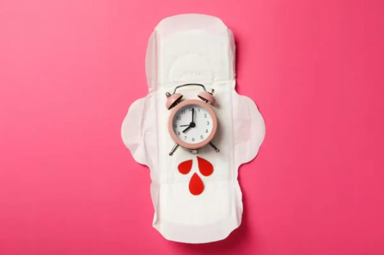 almofada-menstrual-com-relogio-e-gotas-vermelhas-no-fundo-rosa_185193-129084