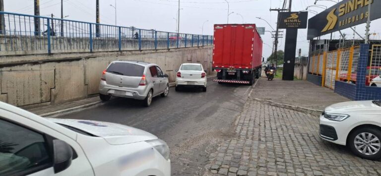 caminhaoquebrado_mariaquiteria_viaduto_foto_paulojose_acordacidade_2