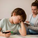 crianca-estudar-lendo-cansado-foto-freepik