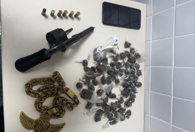 drogas-e-arma-apreendida