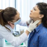 endocrinologista-examinando-garganta-de-uma-jovem-na-clinica-mulheres-com-teste-de-glandula-tireoide-hormonios-e-tratamento-de-endocrinologia-inflamacao-da-dor-de-garganta