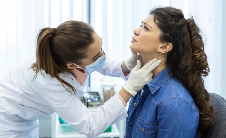 endocrinologista-examinando-garganta-de-uma-jovem-na-clinica-mulheres-com-teste-de-glandula-tireoide-hormonios-e-tratamento-de-endocrinologia-inflamacao-da-dor-de-garganta