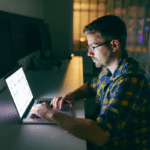 hora-extra-trabalho-computador-estudo-foto-reproducao