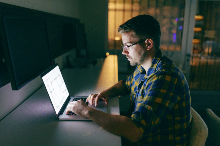 hora-extra-trabalho-computador-estudo-foto-reproducao