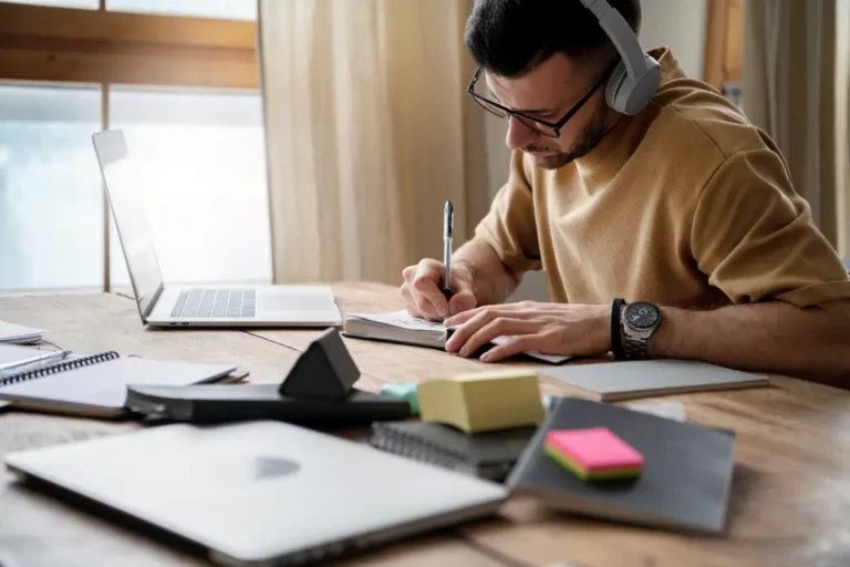 jovem-escrevendo-em-um-caderno-durante-sessao-de-estudo