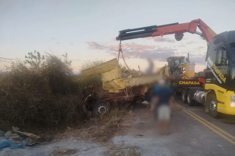 motorista-morre-apos-cacamba-tombar-foto-reproducao-achei-sudoeste-