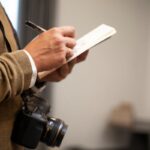 reporter-de-imprensa-que-segue-pistas-em-um-caso-foto-freepik-